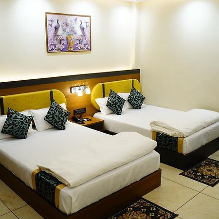 Hotel Shakuntla Palace - 400 Meters Away From Vishnu Pad Temple 7 Mins Walk Gaya Buitenkant foto