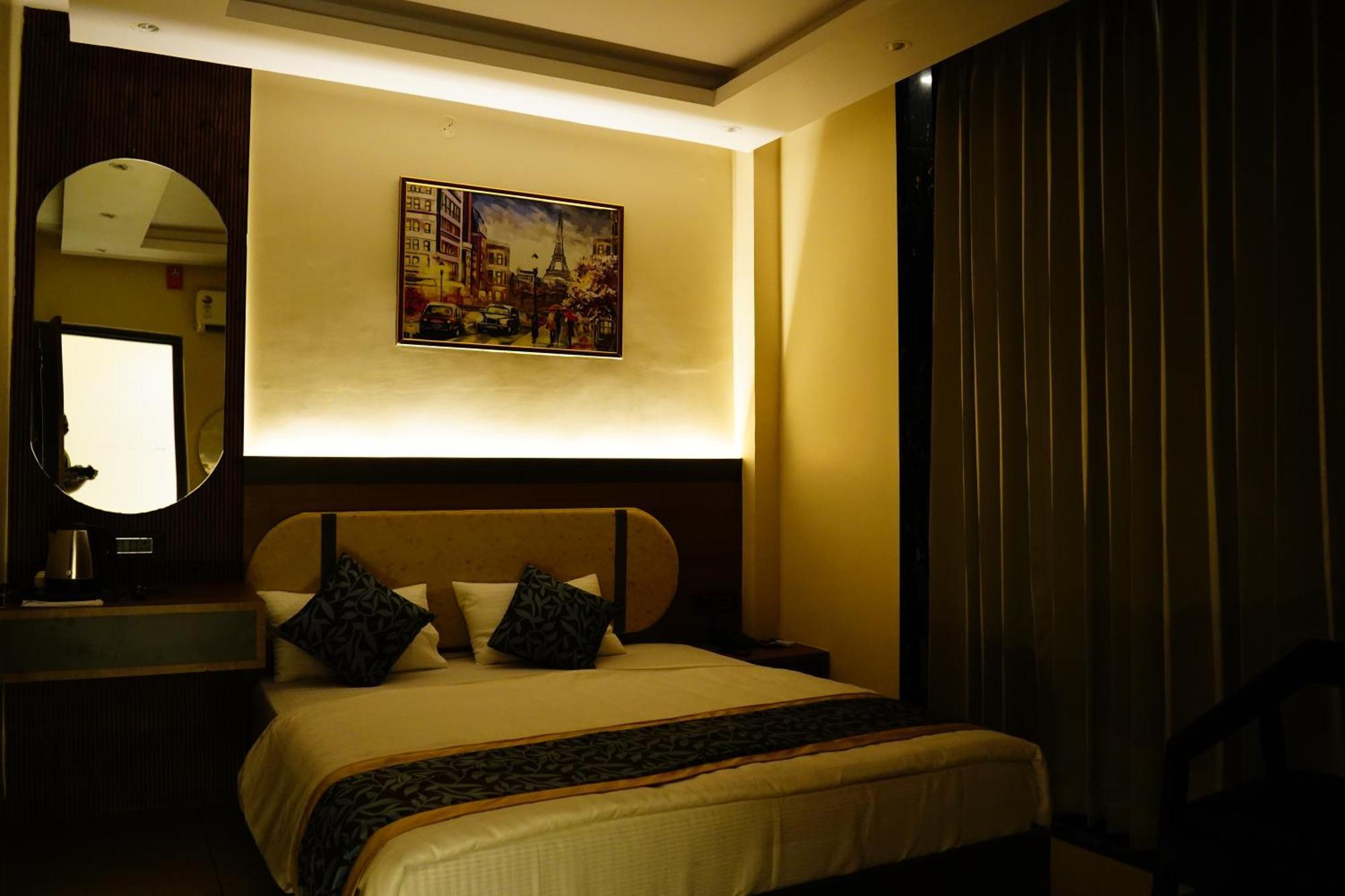 Hotel Shakuntla Palace - 400 Meters Away From Vishnu Pad Temple 7 Mins Walk Gaya Buitenkant foto