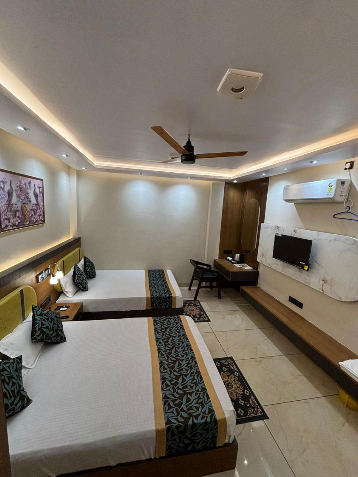 Hotel Shakuntla Palace - 400 Meters Away From Vishnu Pad Temple 7 Mins Walk Gaya Buitenkant foto